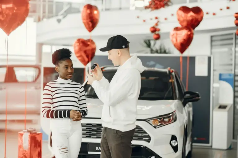 Pareja joven celebra la compra de su primer auto en México