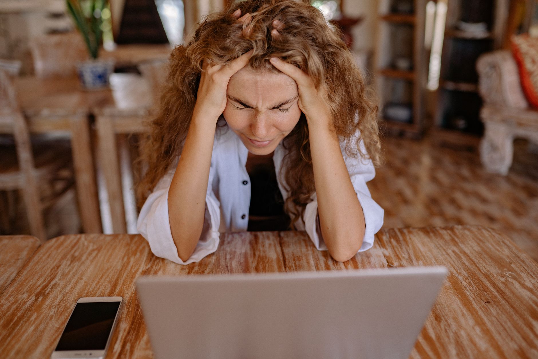 Persona recuperando el acceso a su cuenta de Hotmail desde la computadora