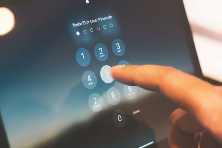 Persona ingresando un código de seguridad en la pantalla del celular