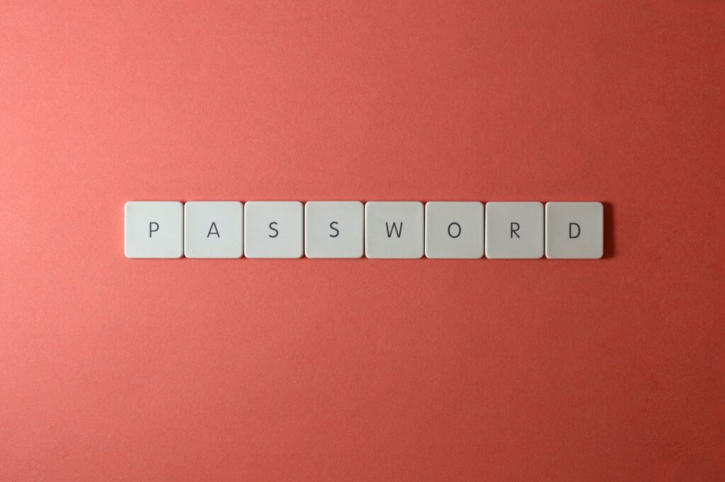 Teclas de teclado que forman la palabra PASSWORD sobre fondo rojo
