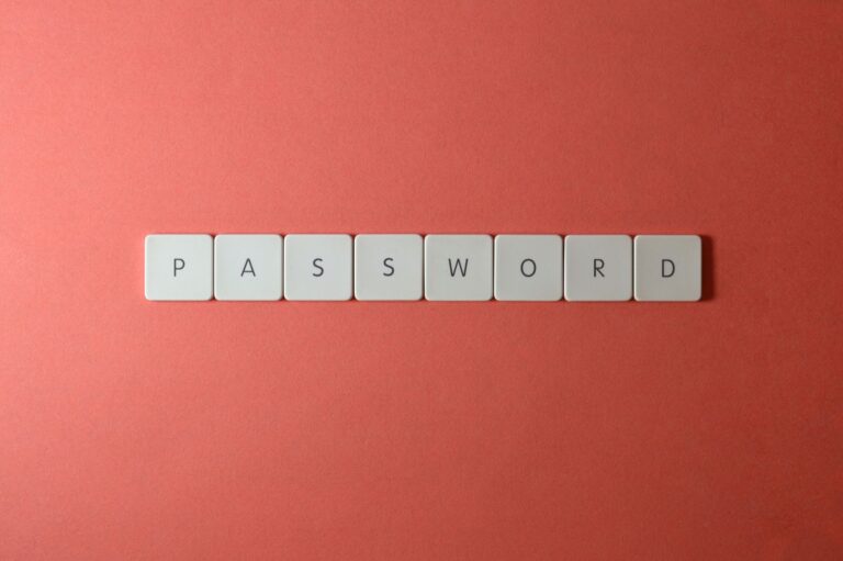 Teclas de teclado que forman la palabra PASSWORD sobre fondo rojo