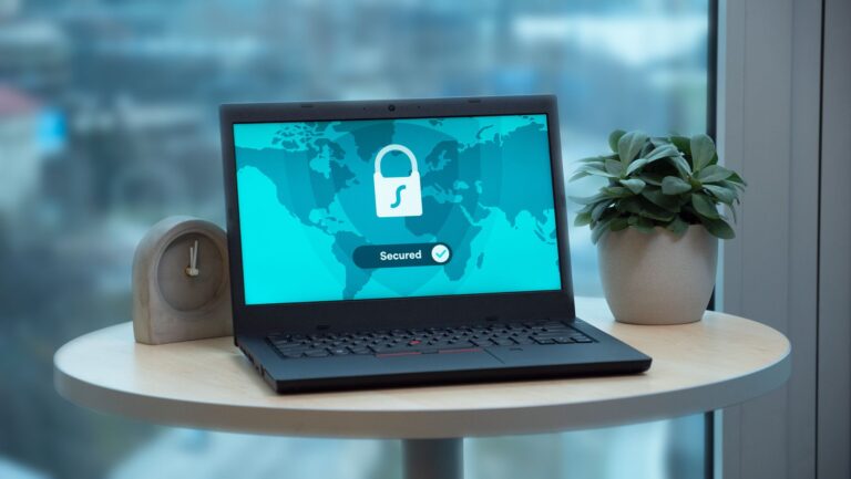 Notebook que muestra un candado de seguridad y la palabra Secured