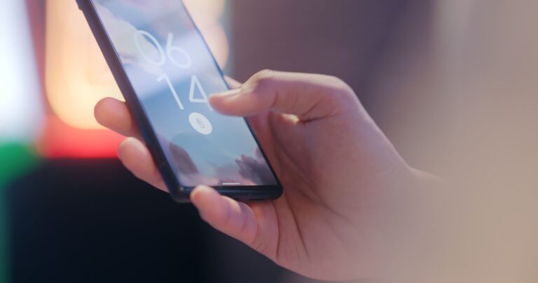 Persona desbloqueando el celular con la huella para abrir el gestor de contraseñas