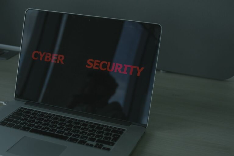 Notebook con la pantalla mostrando el texto Cyber Security