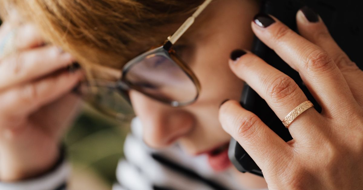 Persona recuperando su contraseña de Gmail paso a paso desde el celular en México