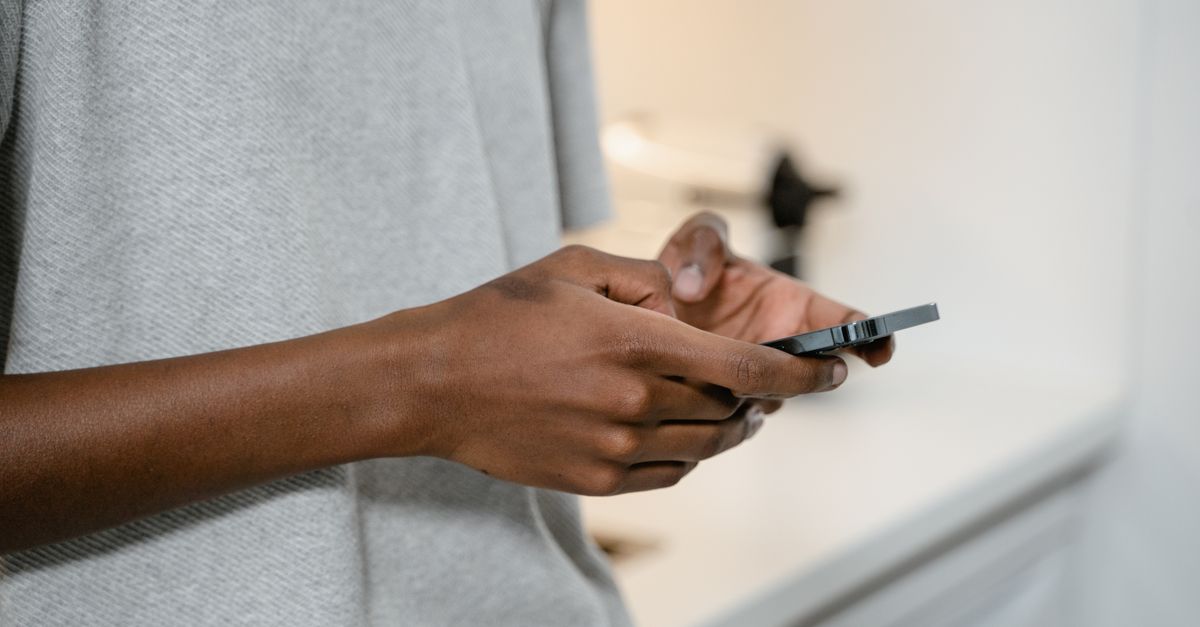 Persona creando su correo electrónico gratis desde el celular paso a paso en México