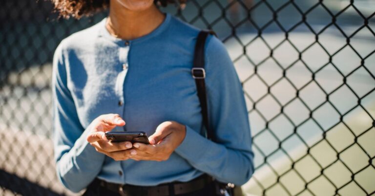 Mujer creando un correo gratis desde su celular paso a paso