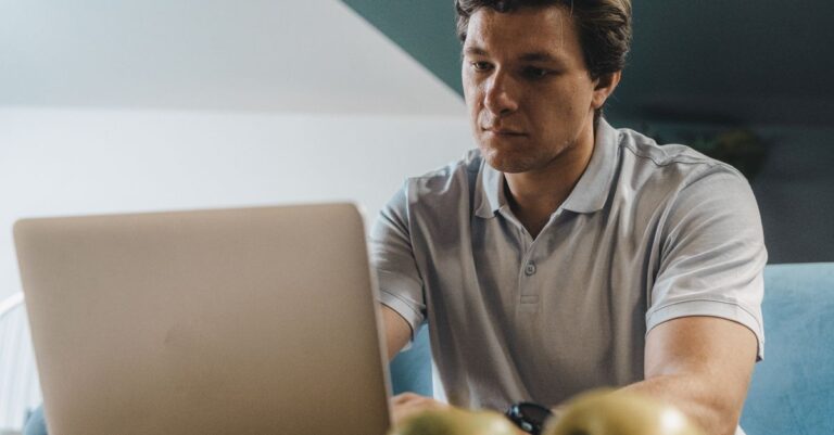 Hombre creando un correo Outlook en su computadora