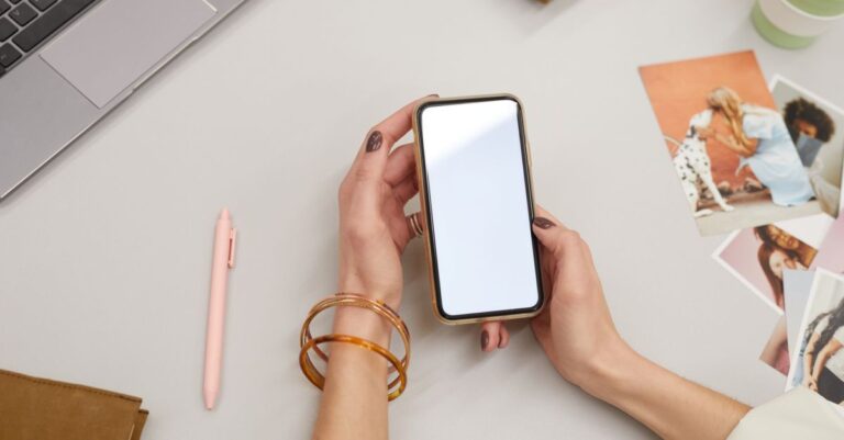 Persona creando una cuenta de Gmail desde el celular