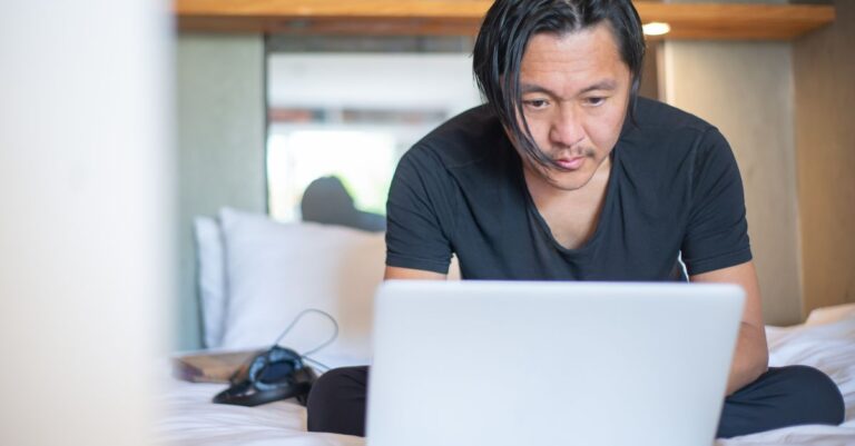 Trabajador independiente usando una laptop para cobrar y recibir pagos por internet