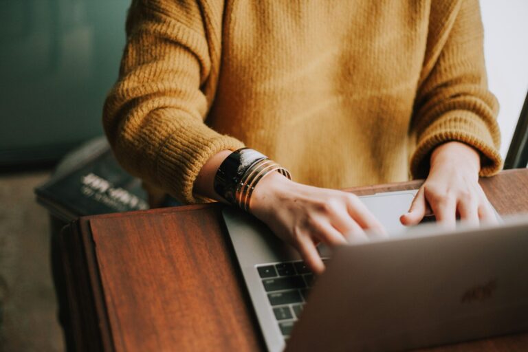 Persona configurando la seguridad de su cuenta de Facebook en una laptop