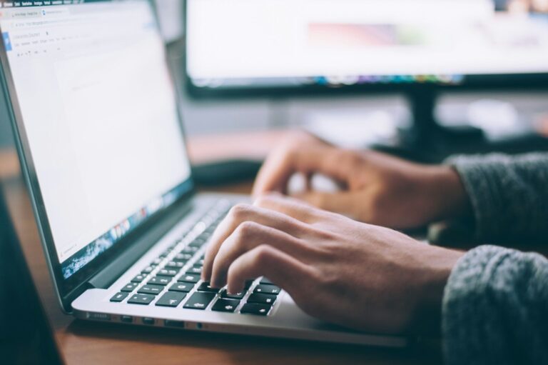 Persona usando una laptop para recuperar el acceso a su cuenta de Facebook