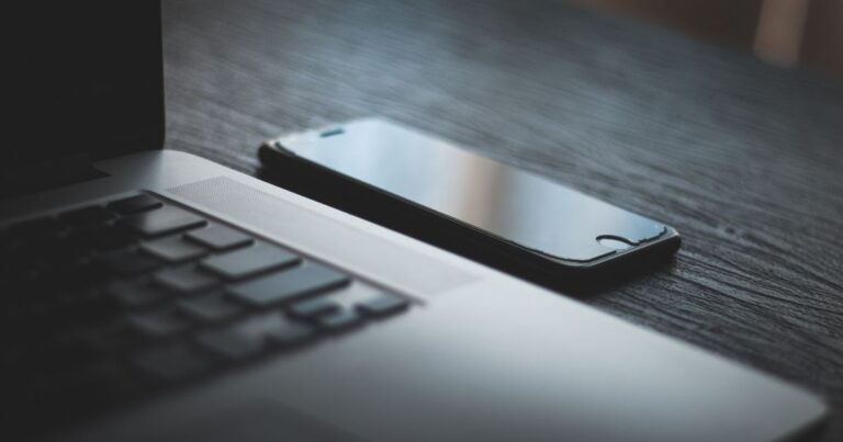 Laptop y celular para recuperar fotos guardadas en iCloud