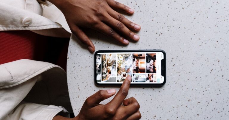 Persona buscando fotos en la papelera Eliminado recientemente del iPhone