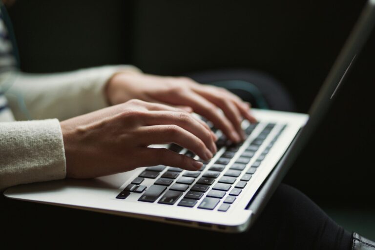 Persona usando herramientas de seguridad digital en una laptop