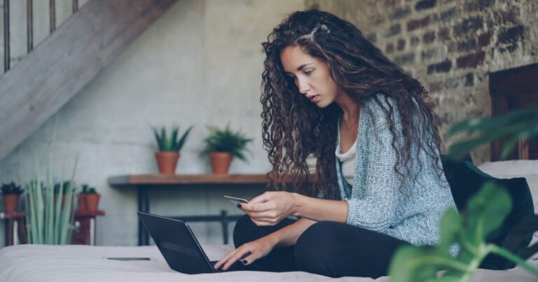Persona comparando herramientas para recuperar y respaldar fotos en la computadora