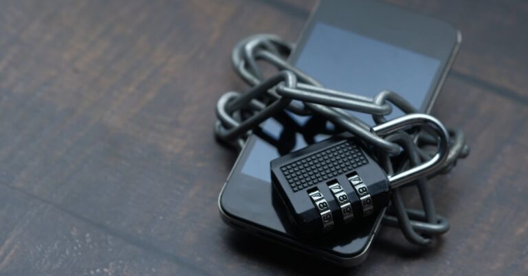 Celular protegido con candado, seguridad del correo electronico