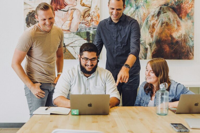 Equipo de trabajo usando una laptop protegida con antivirus