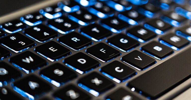 Teclado de laptop iluminado que representa seguridad informatica