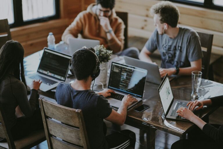 Personas usando un gestor de contraseñas en una laptop