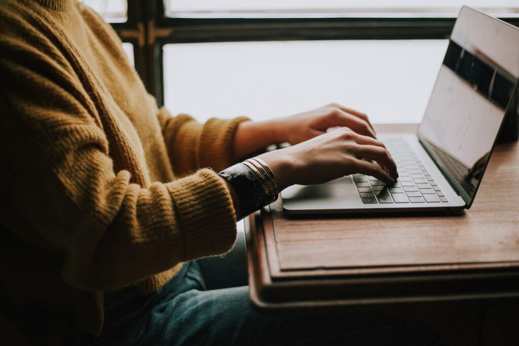 Persona usando un gestor de contraseñas en una laptop