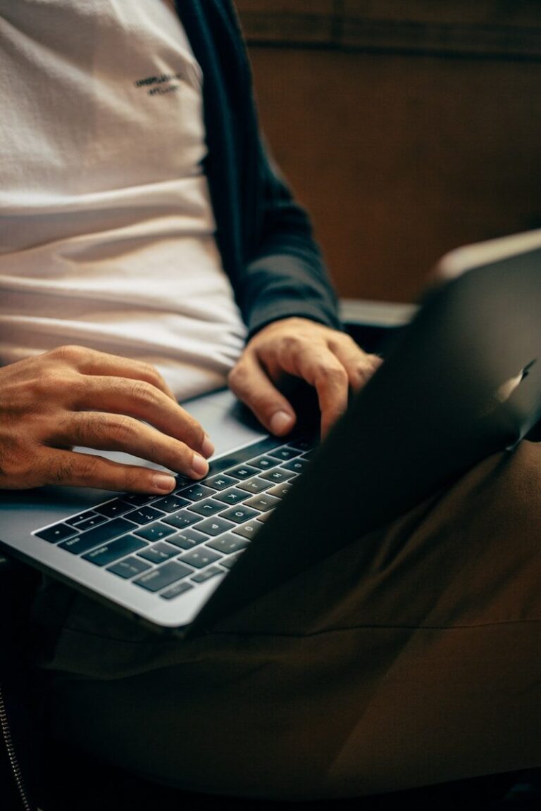 Persona usando una computadora protegida con Norton 360