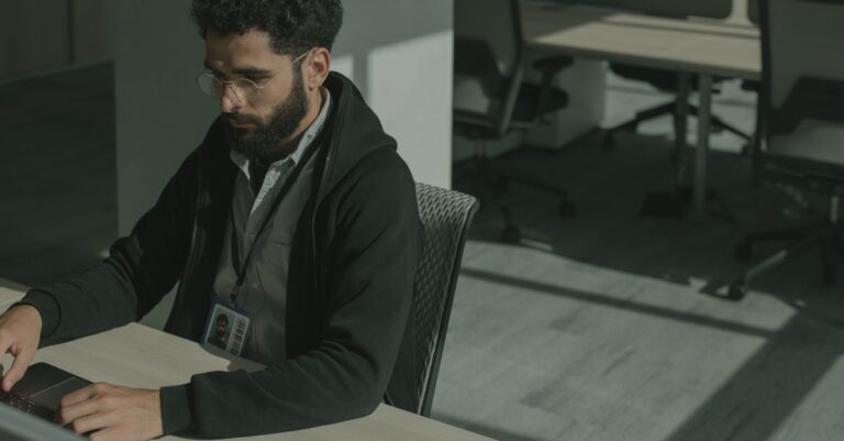 Persona usando un correo seguro y cifrado en la laptop