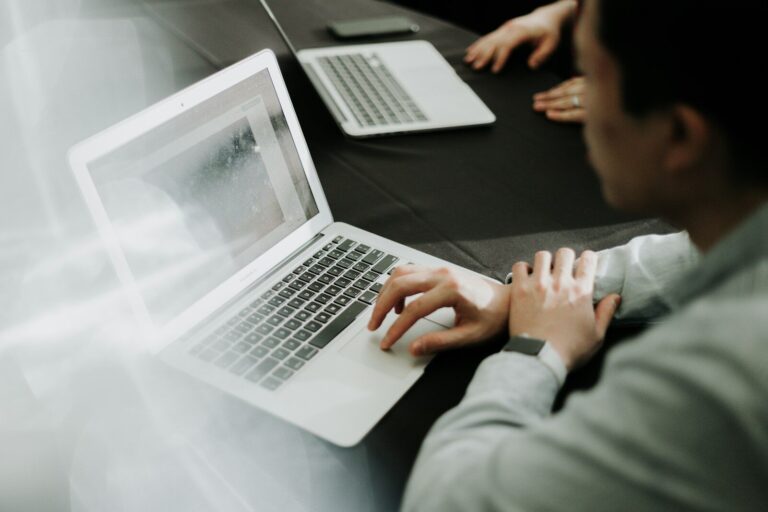 Persona conectada a una VPN en una laptop