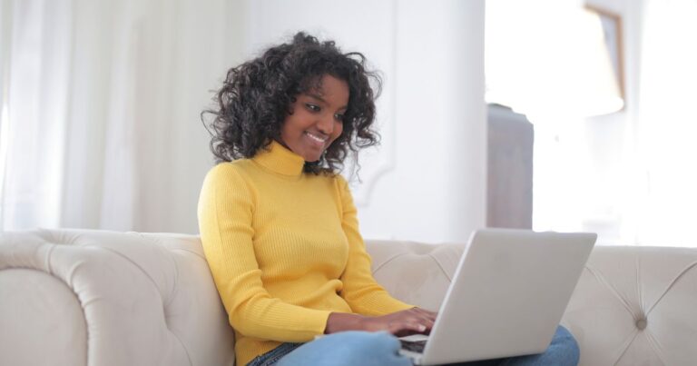 Persona usando su laptop de forma segura en casa