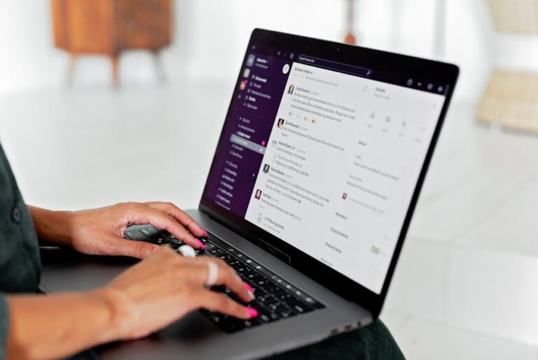 Persona creando una cuenta de correo en el móvil y la computadora