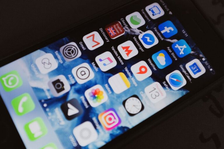 Aplicación de correo electrónico abierta en un smartphone