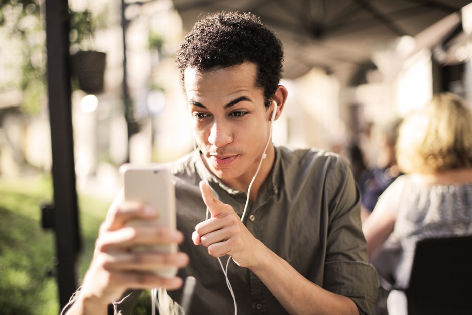 Aplicación de red social abierta en la pantalla de un smartphone