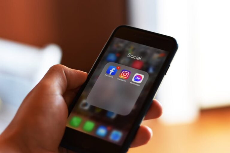 Mano sosteniendo un smartphone con una aplicación abierta