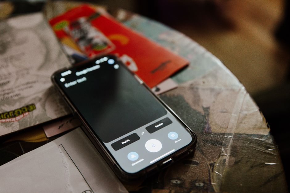 Persona intentando recordar y recuperar el correo olvidado en el celular y en la computadora