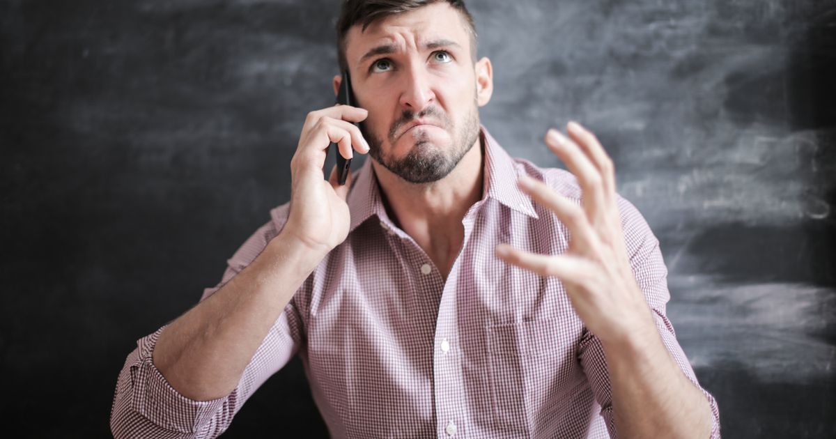 Hombre preocupado intentando recuperar el acceso a su cuenta de Google desde el celular