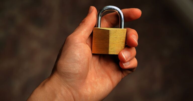 Mano sosteniendo un candado, concepto de suite de seguridad y antivirus